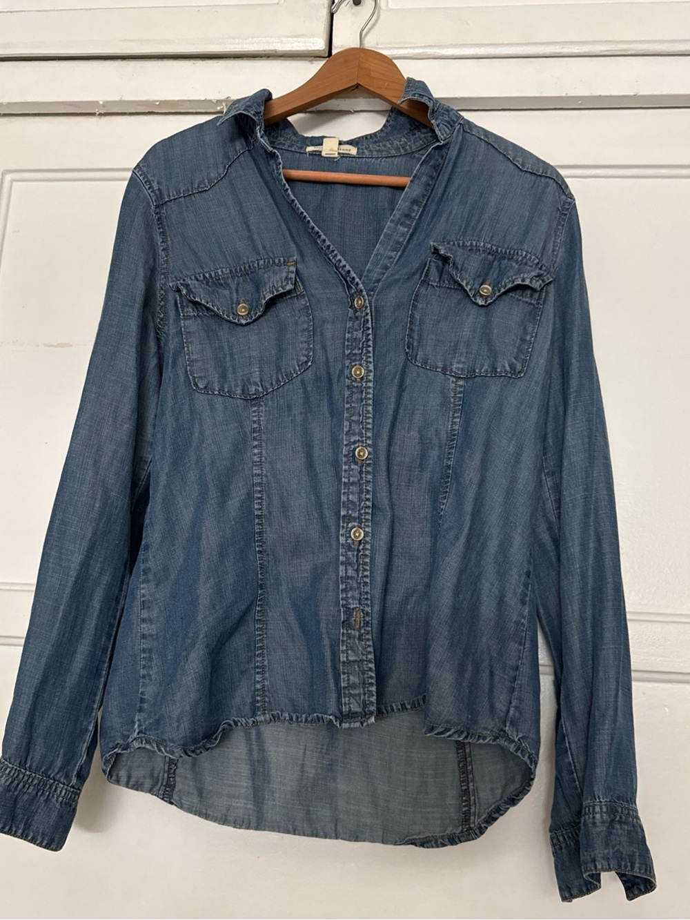 Cloth & Stone Womens Medium Button Up Denim Jean Shirt Top Long Sleeve Pockets
